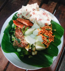 uemkaem-Lontong pecel mie